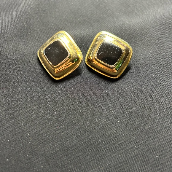 VTG Large Gold tone metal and black accent clip on earrings. Pretty!!! - Picture 4 of 7